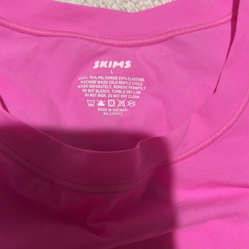 SKIMS Fits Everybody T-Shirt in the color neon orchid size L New with out tag - Picture 2 of 3